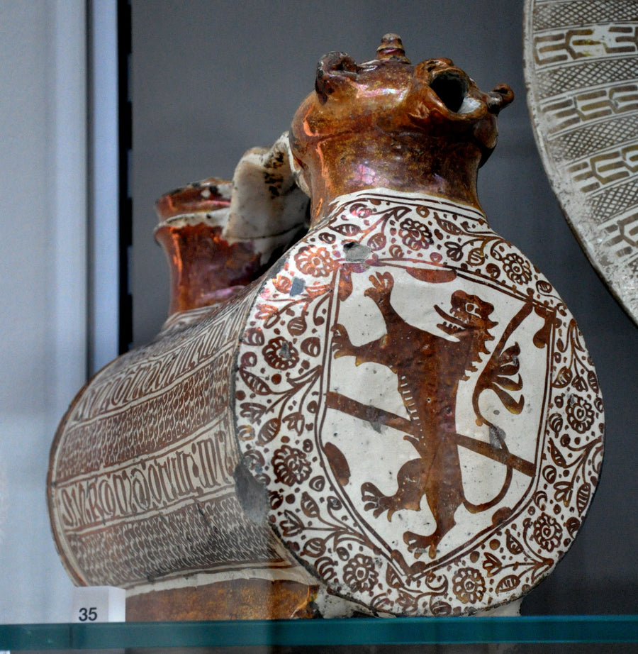 Historisches Gießgefäß aus Manises mit Lüsterdekor.